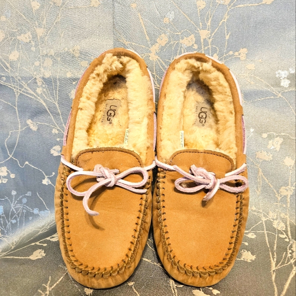 Ugg sheepskin lined driving shoe tan leather UGG Sz 6 slippers lace tie